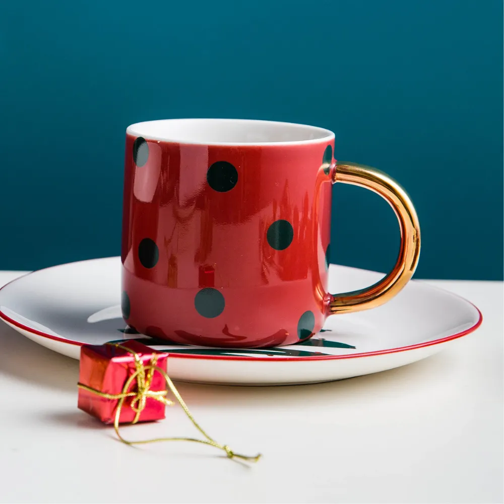 Christmas-Themed Dinnerware