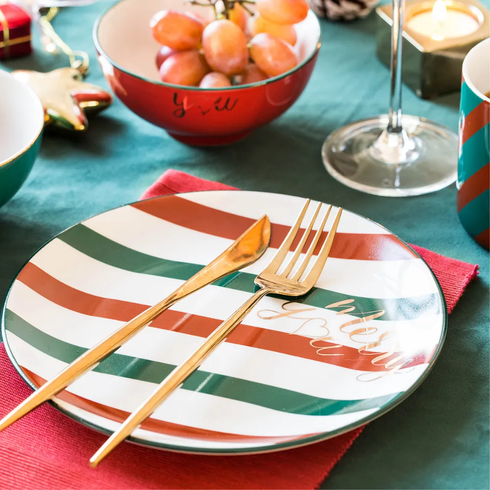 Christmas-Themed Dinnerware