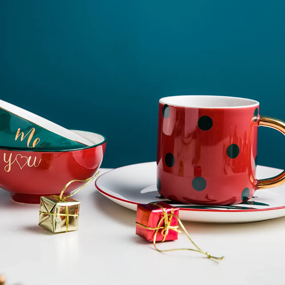 Christmas-Themed Dinnerware